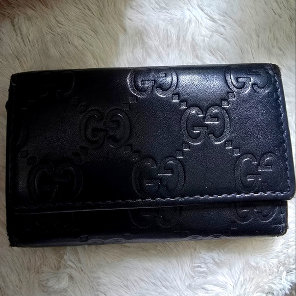 Gucci Black Leather Key Holder with Embossed Logo - Picture 1 of 7